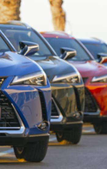 Concluderend kan worden gesteld dat de autoverhuursector is geëvolueerd van lokale bedrijven die in de onmiddellijke behoeften voorzien naar mondiale ondernemingen die diverse en technologisch geavanceerde oplossingen aanbieden. De integratie van technologie, duurzaamheidsinitiatieven en een focus op klanttevredenheid zijn de drijvende krachten achter de groei van de sector. Ondanks uitdagingen blijft de industrie zich aanpassen en de weg vrijmaken voor toekomstige innovaties. Als we vooruitkijken, staan ​​autonome voertuigen, op abonnementen gebaseerde modellen, verbeterde connectiviteit en een standvastige inzet voor duurzaamheid klaar om de toekomst van autoverhuurdiensten vorm te geven.